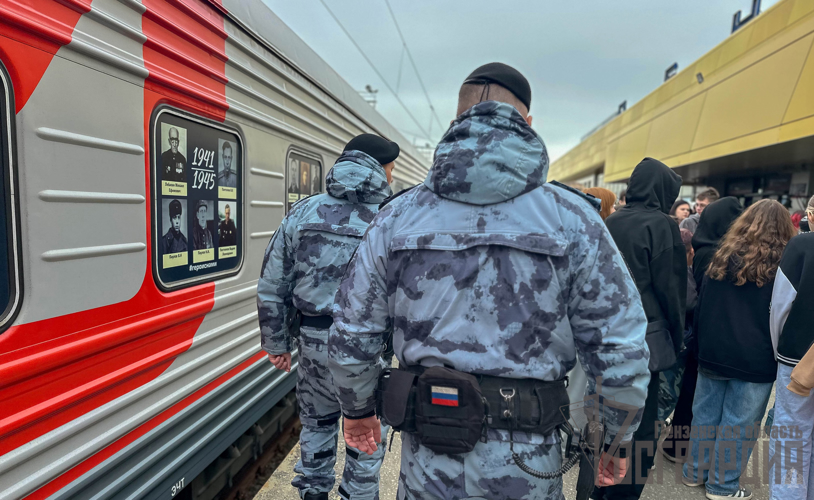 В Пензе росгвардейцы встретили ретро-поезд «Победа» и присоединились в Всероссийской акции «Георгиевская ленточка»