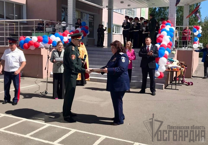 В Пензе представители Росгвардии поздравили учащихся подшефной школы с последним звонком  