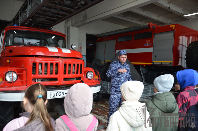 В Пензе сотрудники Росгвардии организовали для школьников экскурсию в пожарно-спасательную часть МЧС России