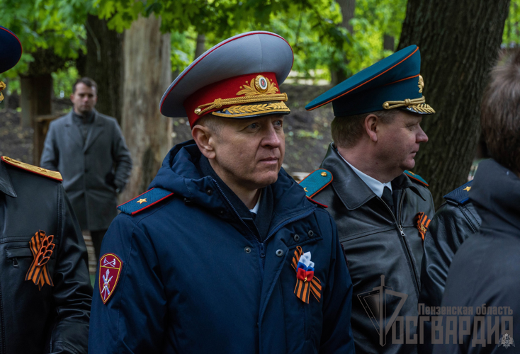   В Пензе представители Росгвардии возложили цветы к стеле ветеранам ПАИИ