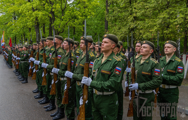 В Пензе представители Росгвардии возложили цветы к стеле ветеранам ПАИИ