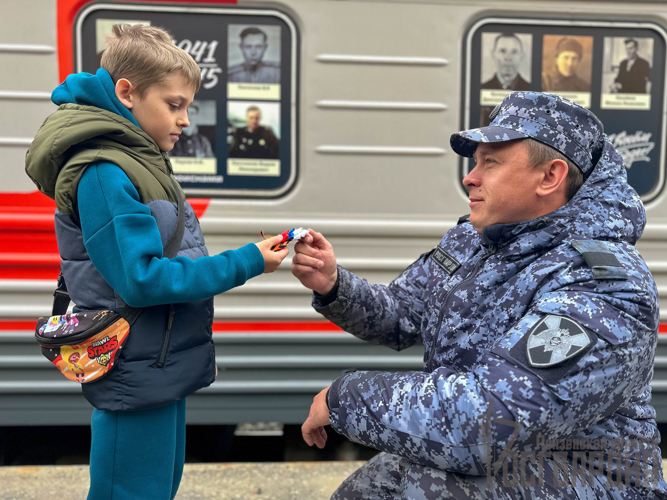 В Пензе росгвардейцы встретили ретро-поезд «Победа» и присоединились в Всероссийской акции «Георгиевская ленточка»