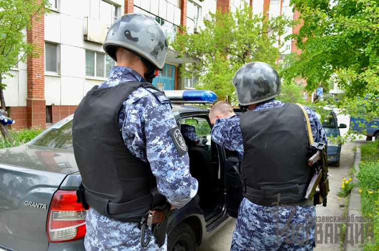 В Пензе росгвардейцы задержали молодого человека, который разбил стулом входную дверь ресторана