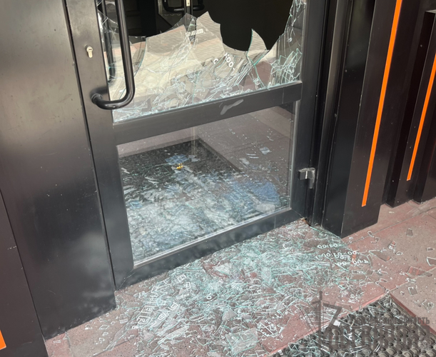В Пензе росгвардейцы задержали молодого человека, который разбил стулом входную дверь ресторана