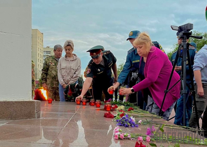 В Пензенской области военнослужащие Росгвардии зажгли свечи памяти у обелиска Победы