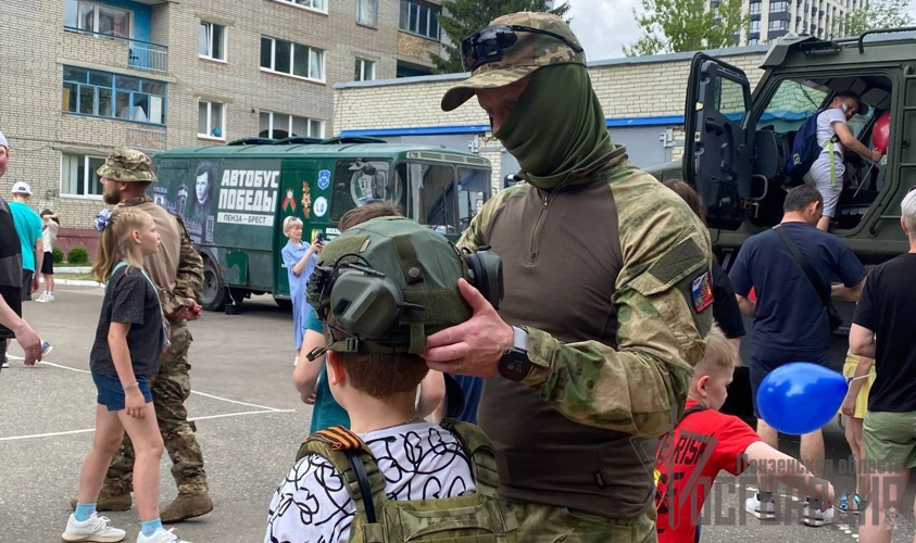В Пензе дети познакомились с техникой Росгвардии