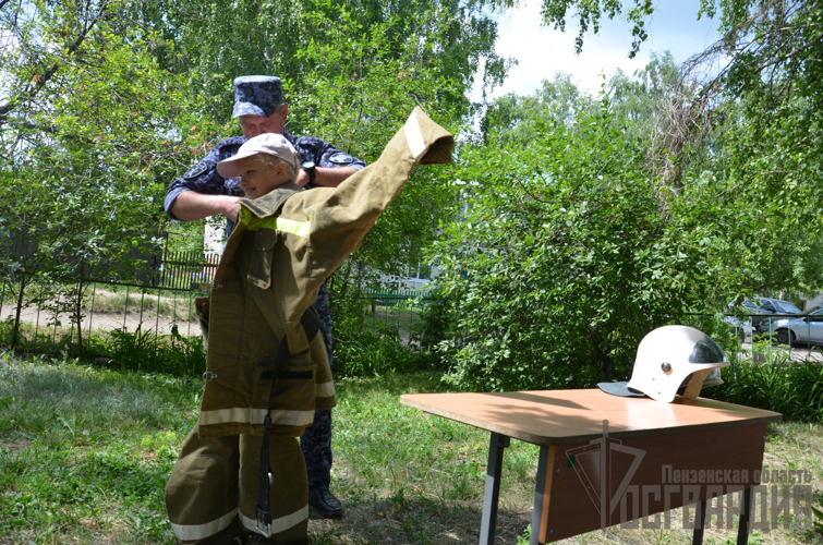 В Пензенской области росгвардейцы посетили школьный лагерь в рамках акции «Каникулы с Росгвардией»