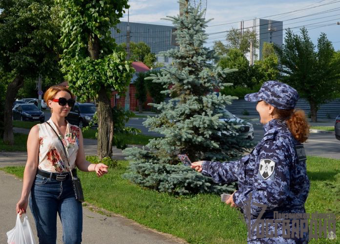 В День России пензенские росгвардейцы присоединились ко Всероссийской акции «Российский триколор»