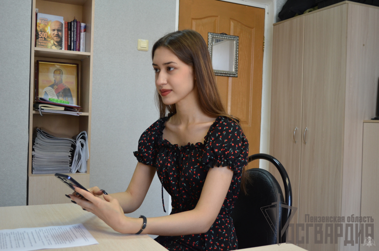 Росгвардейцы рассказали о тонкостях своей работы студентке кафедры «Журналистика» ПГУ (видео)