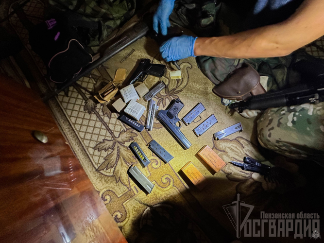 При поддержке спецназа Росгвардии задержан житель Пензенской области, который незаконно хранил в своем доме оружие и боеприпасы