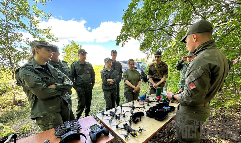 В Пензенской области росгвардейцы показали сотрудникам регионального СК, как управлять новейшими дронами