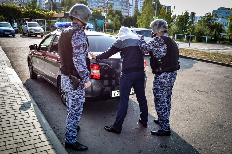В Пензе пьяный мужчина избил старую знакомую посреди улицы