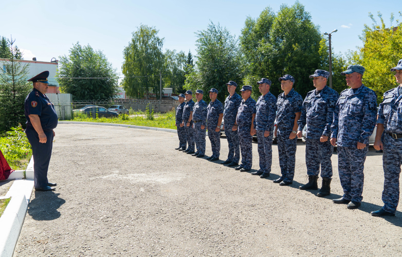 В Пензе росгвардейцам вручили ключи от новых служебных автомобилей 