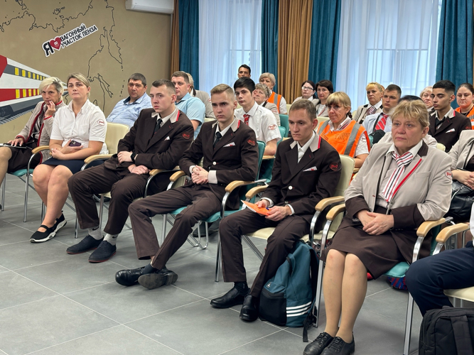 В Пензе росгвардейцы рассказали работникам РЖД, что делать при обнаружении подозрительных предметов