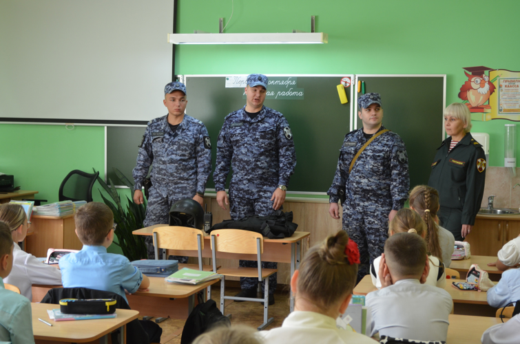 Накануне профессионального праздника сотрудники вневедомственной охраны провели встречу со школьниками 