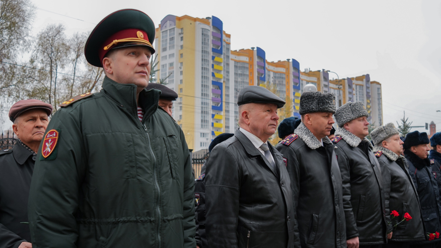 Росвгардейцы  и полицейские отдали долг памяти у мемориала сотрудникам органов внутренних дел
