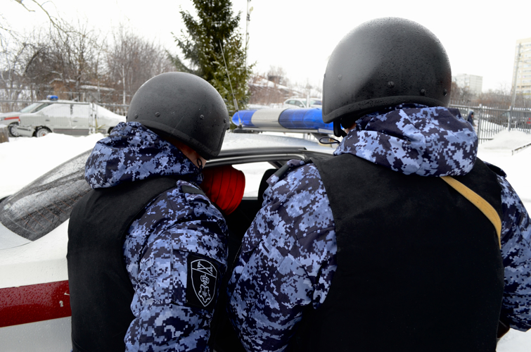 В Пензе росгвардейцы задержали двух мужчин, пытавшихся вынести из гипермаркета товар на сумму 78 тыс. рублей