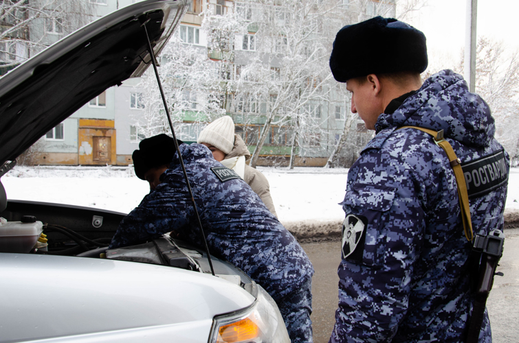 Пензенские росгвардейцы помогли девушке-водителю, у которой сломался автомобиль на проезжей части