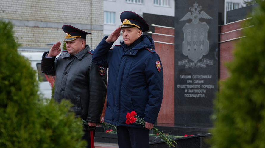 Росвгардейцы  и полицейские отдали долг памяти у мемориала сотрудникам органов внутренних дел