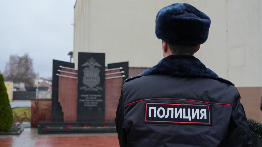 Росвгардейцы  и полицейские отдали долг памяти у мемориала сотрудникам органов внутренних дел