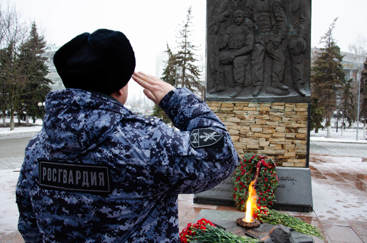 В Пензе сотрудники Росгвардии почтили память сослуживцев, погибших в ходе боевых действий на Северном Кавказе
