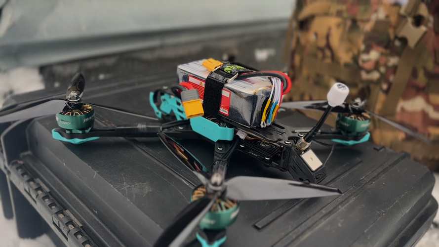 Пензенские росгвардейцы отработали базовые и усложненные маневры на FPV-дронах (видео)