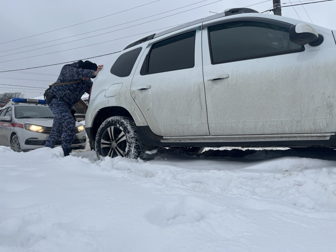 В Пензе росгвардейцы помогли молодой семейной паре, попавшей в трудную дорожную ситуацию