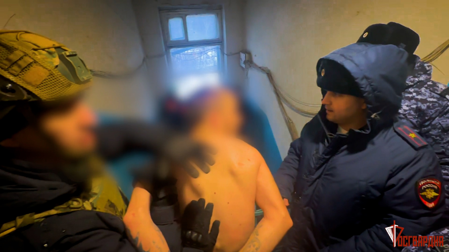 Сотрудники полиции и Росгвардии задержали пензенца, пытавшегося вскрыть дверь соседа топором (Видео)