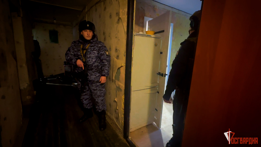Сотрудники полиции и Росгвардии задержали пензенца, пытавшегося вскрыть дверь соседа топором (Видео)
