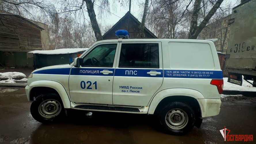 Сотрудники полиции и Росгвардии задержали пензенца, пытавшегося вскрыть дверь соседа топором (Видео)