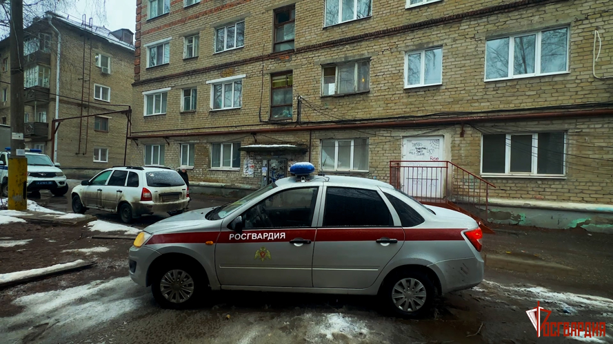 Сотрудники полиции и Росгвардии задержали пензенца, пытавшегося вскрыть дверь соседа топором (Видео)