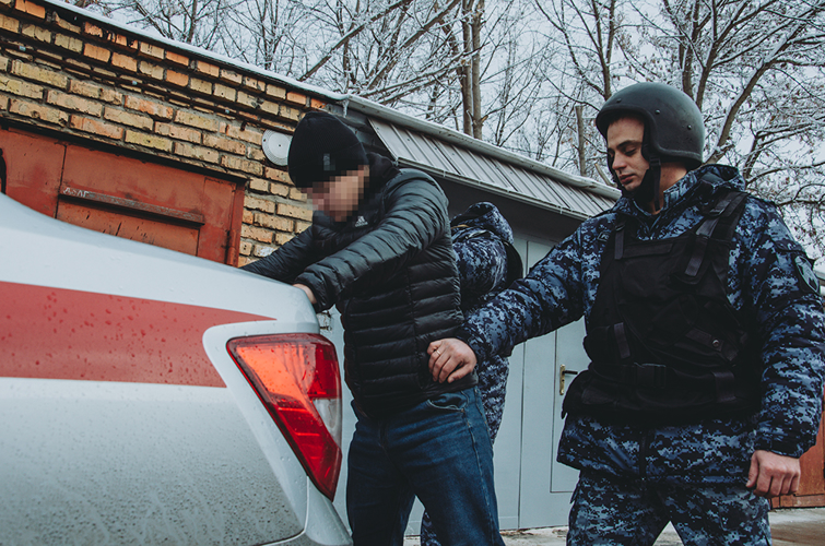 Росгвардейцы задержали неадекватного пензенца, пристававшего к прохожим возле торгового павильона