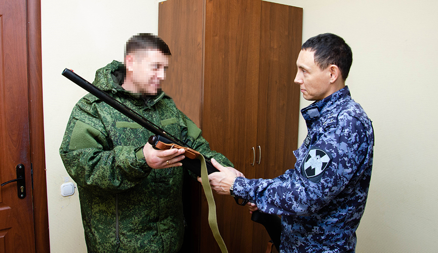 «Своим надо помогать»: пензенцы все активнее сдают личное оружие для нужд СВО