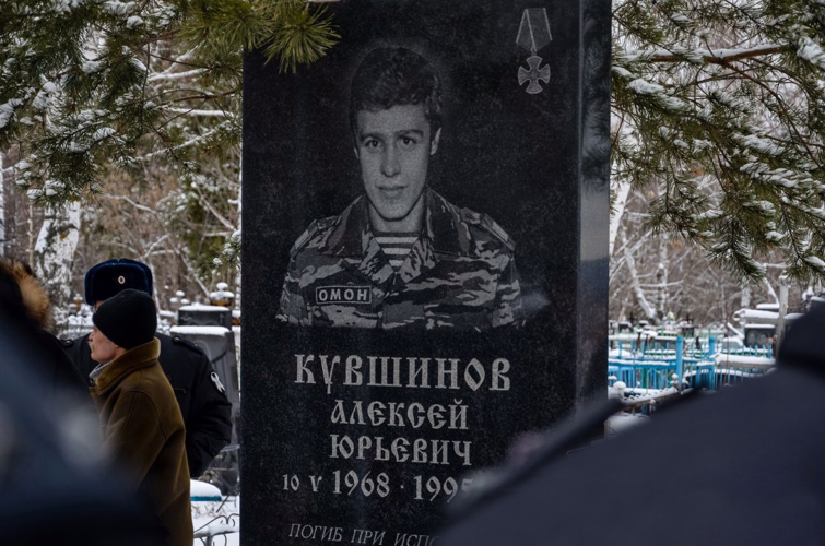 Сотрудники пензенского ОМОНа Росгвардии почтили память боевого товарища