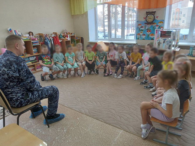 В Пензенской области военнослужащий Росгвардии провел беседу с дошкольниками на тему противопожарной безопасности