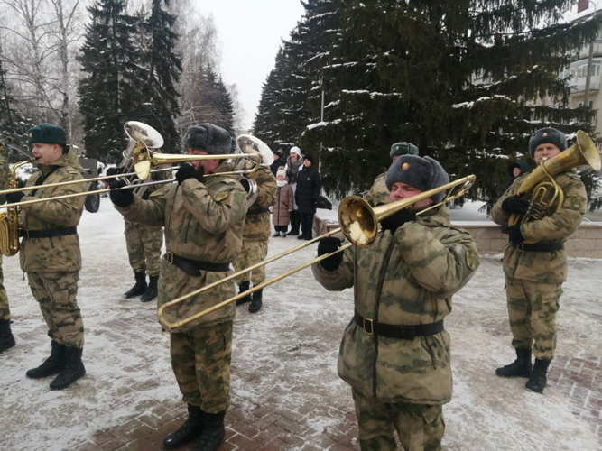 В г.Заречном состоялось торжественное возложение цветов к обелиску Победы