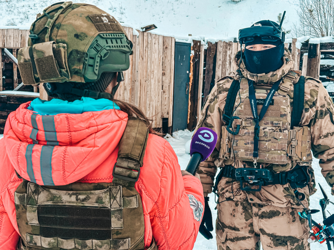 В Пензе сотрудники Росгвардии научили корреспондента телеканала летать на FPV-дроне (видео) 