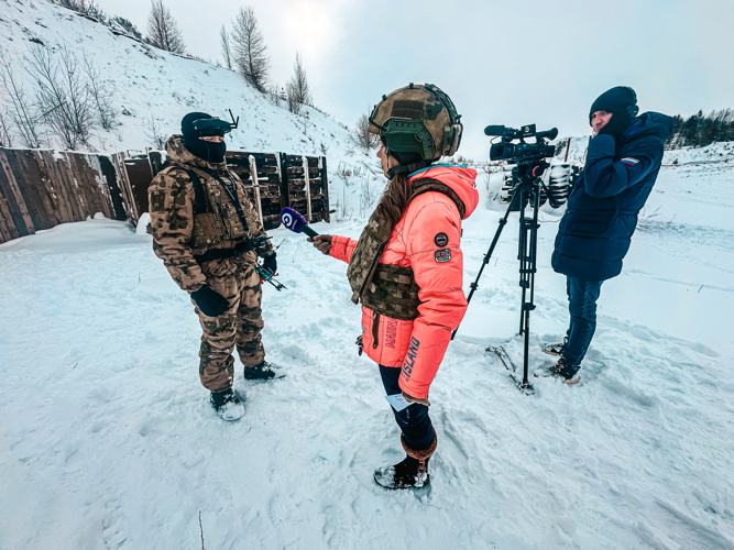 В Пензе сотрудники Росгвардии научили корреспондента телеканала летать на FPV-дроне (видео) 