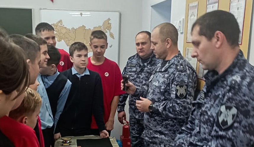 Урок мужества от Росгвардии: в Пензенской области школьники примерили экипировку и узнали, что значит быть защитником Отечества