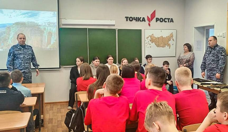 Урок мужества от Росгвардии: в Пензенской области школьники примерили экипировку и узнали, что значит быть защитником Отечества