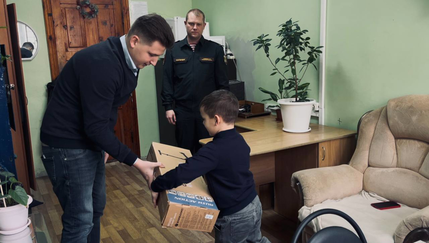 В Пензенской области представители Росгвардии вручают подарки детям участников СВО в преддверии Дня защитника Отечества