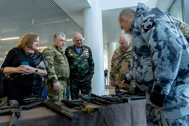 Бойцы ОМОН «Страж» развернули выставку современного вооружения в ККЗ «Пенза»