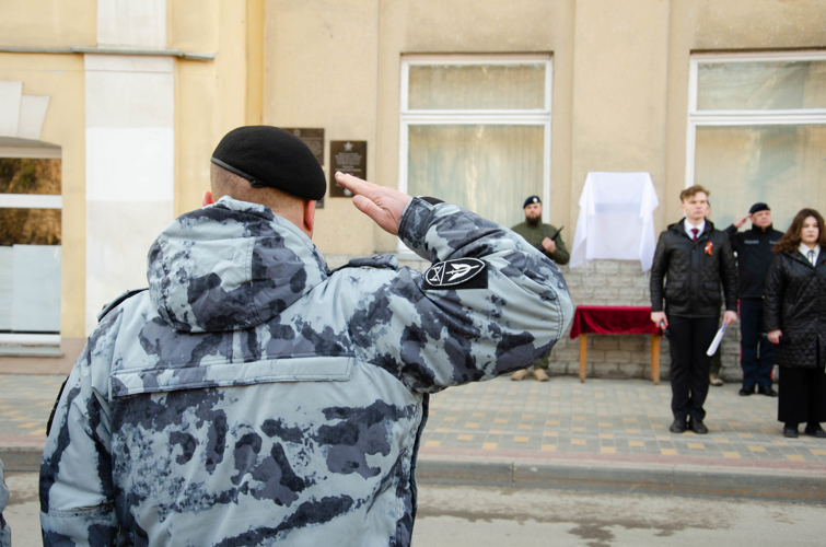 В Пензе открыли мемориальную доску офицеру СОБР Росгвардии Кириллу Цыбаеву (видео)