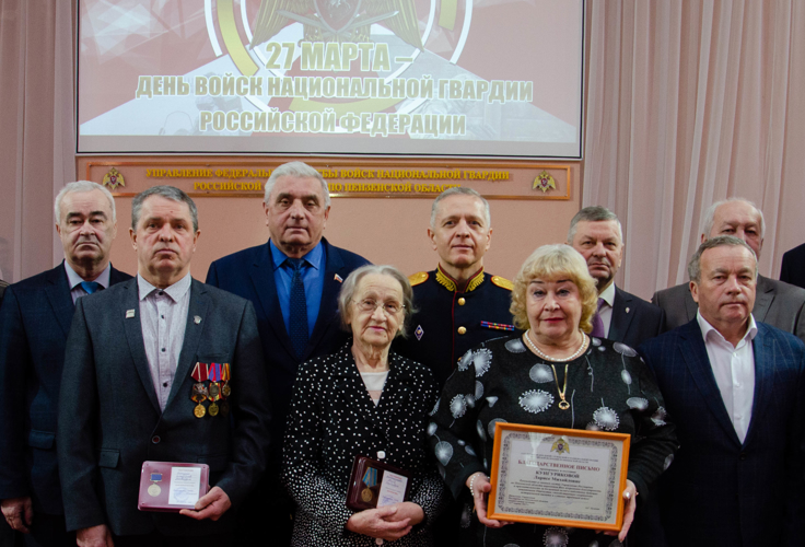 В Пензе сотрудникам и ветеранам Росгвардии вручили ведомственные награды в честь Дня войск национальной гвардии РФ