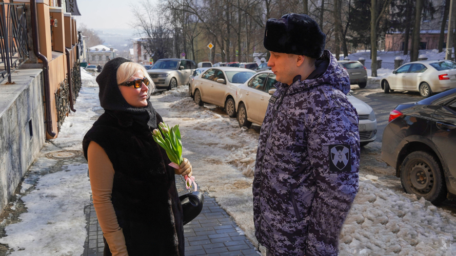В Пензе росгвардейцы поздравили женщин с 8 Марта цветами