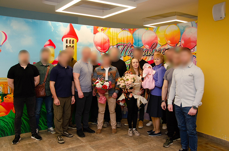 Бойцы спецподразделения Росгвардии поздравили вдову участника СВО Кирилла Цыбаева с рождением дочери 