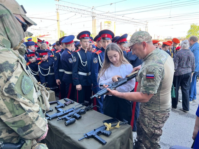 В Пензе росгвардейцы встретили поезд «Единство в памяти. Сила в подвиге!», дополнив праздничную программу выставкой и профориентационными активностями (видео)