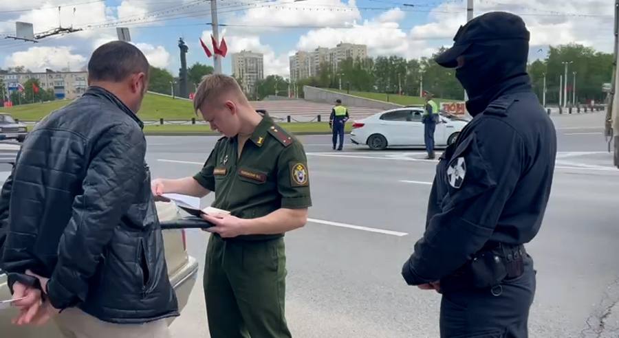 При поддержке ОМОН Росгвардии состоялась проверка автомобилистов в Пензе (видео)