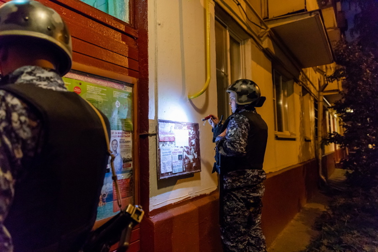 Сотрудники Росгвардии задержали мужчину, пристававшего к жителям многоэтажного дома в Пензе