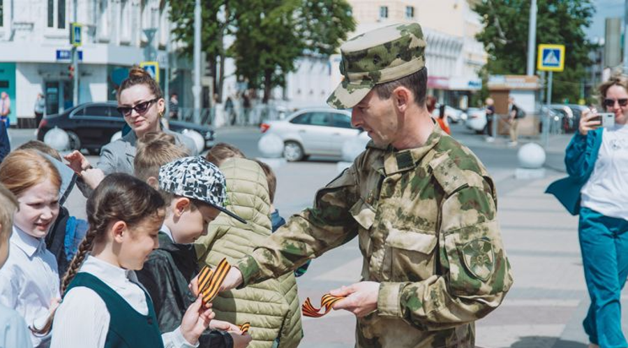 Военнослужащие Росгвардии вручили пензенцам георгиевские ленточки